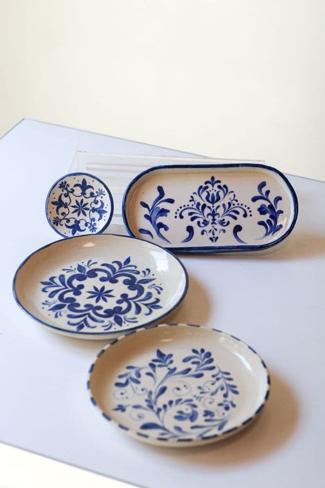 Peças de cerâmica prontas na loja do ateliê.